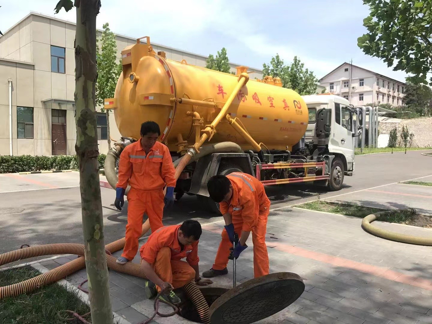 成武管道疏通车停在窨井附近