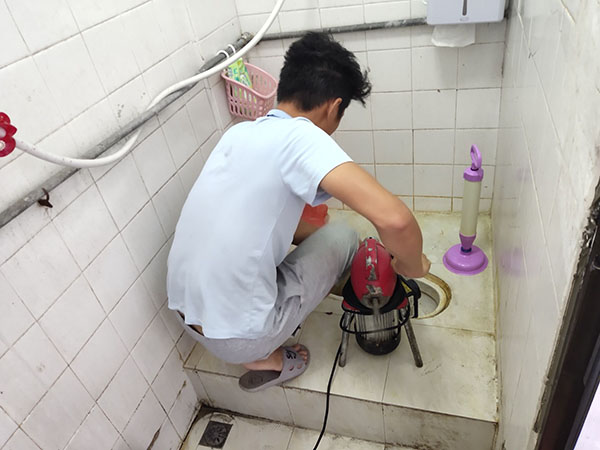 成武管道堵塞冒臭气 专业师傅现场解决问题