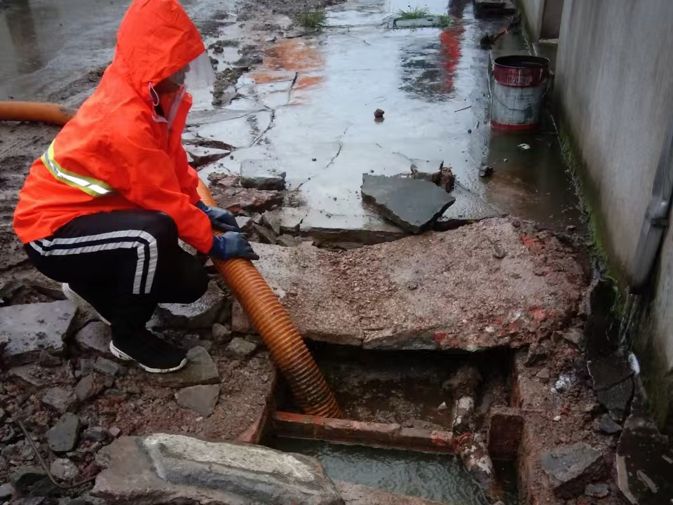 成武专业清理污水池 炜誉市政以规范流程守护城市 “肠道”